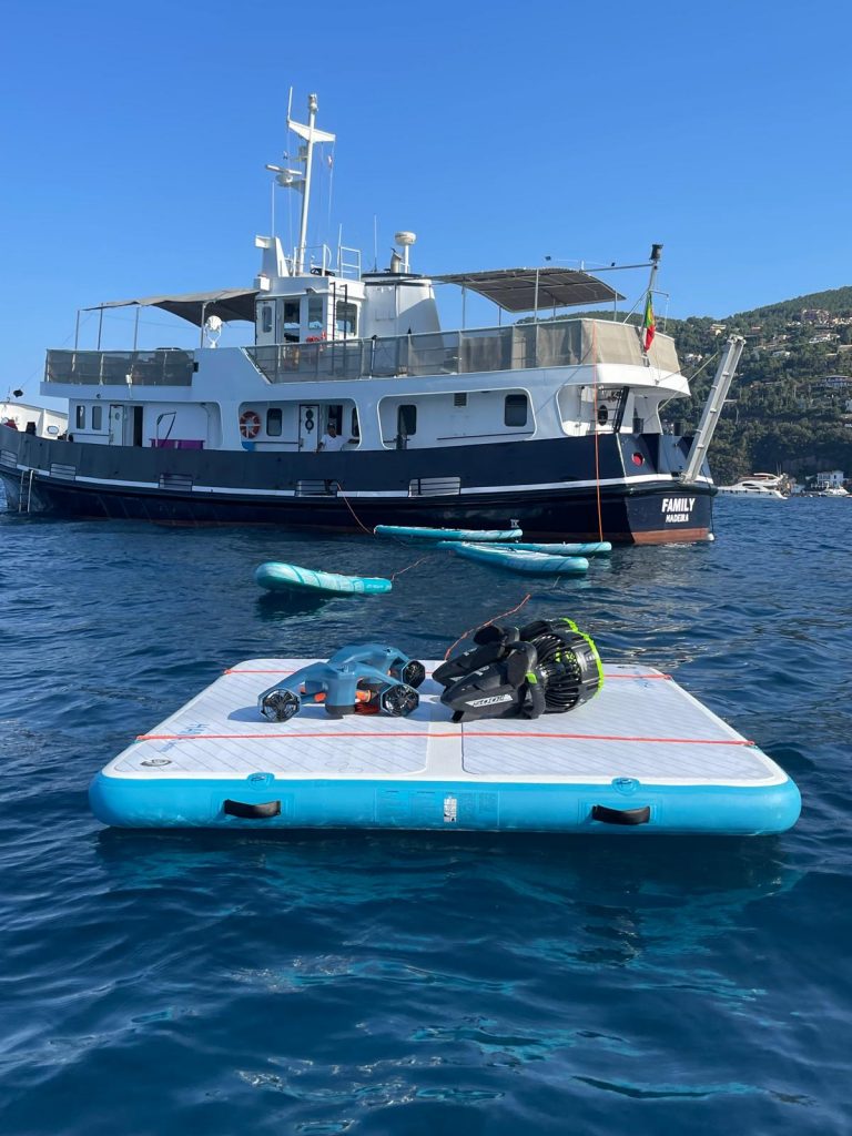 Bateau M/Y FAMILY 5 paddles 1 coussin flottant 4/5 personnes Masques, tubas, palmes 4 scooters de balade sous-marine