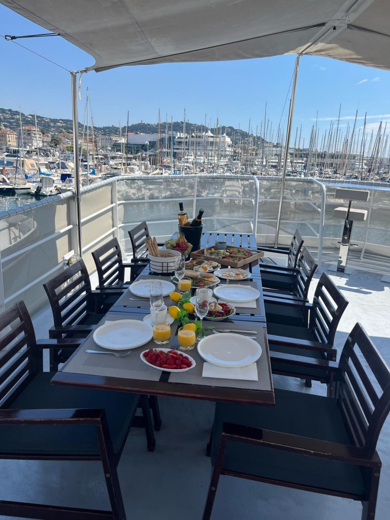Repas a bord Location bateau avec équipage Vieux port de Cannes, Quai St Pierre