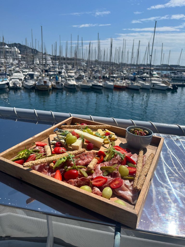 Plateau traiteur Location bateau avec équipage Vieux port de Cannes, Quai St Pierre